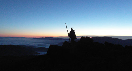 Sonnenaufgang über den Bergen